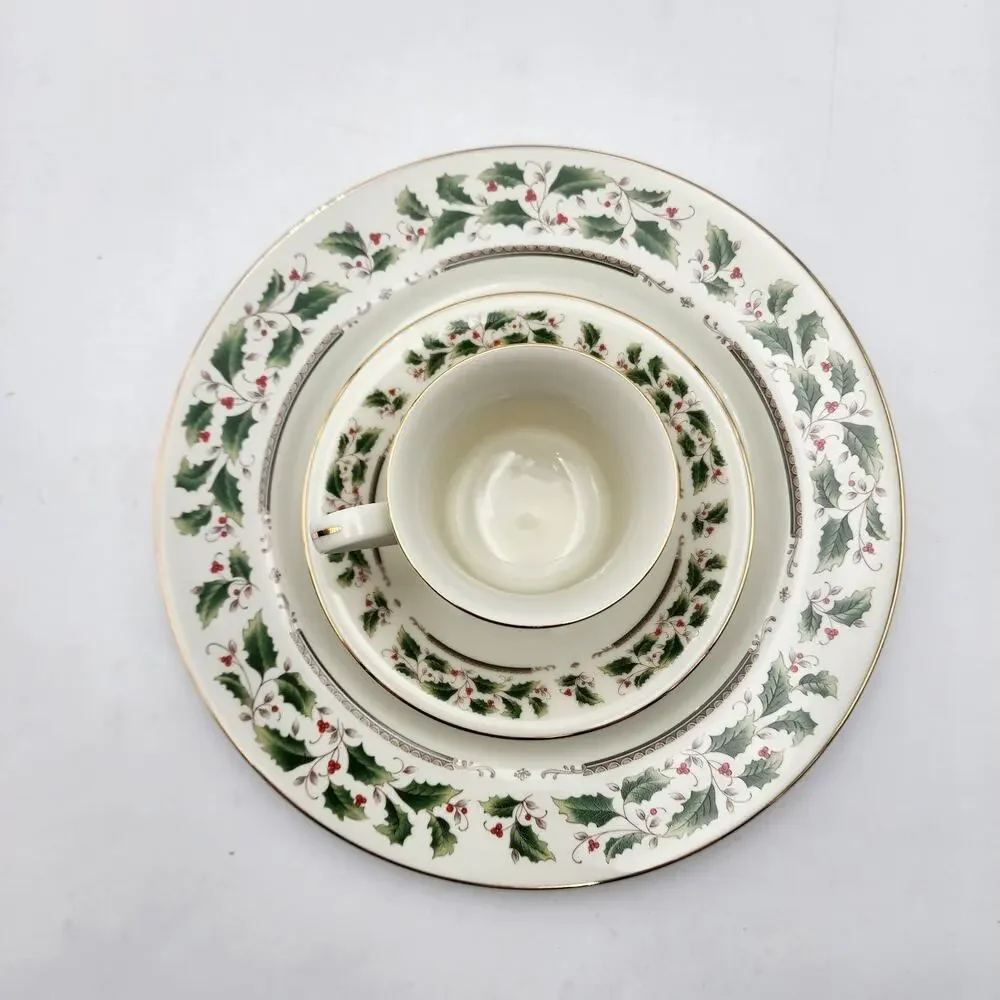 ROYAL LIMITED Holly Holiday 12 Piece Dinnerware Set Japan J-9821 Vintage 1987